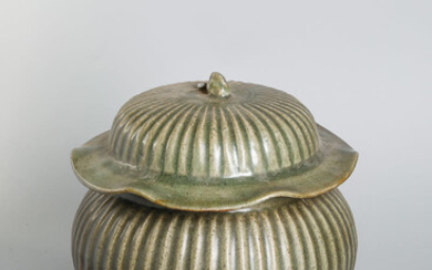 Bouillon couvert en épaisse porcelaine du Longquan moulé de...