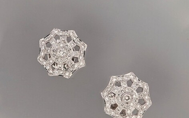 Boutons d'oreilles ajourées en or gris, 750 MM, recouverts de diamants total 1 carat ,...