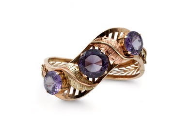 Bracelet en or 9K (375/1000) de forme sinueuse ornée de trois pierres rondes violettes à...