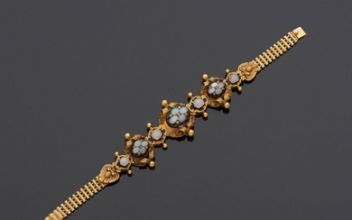 Bracelet en or jaune 18K 750‰, composé de motifs articulés parés de cuirs, sertis d’opales...
