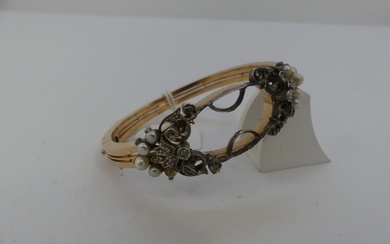 Bracelet rigide en or et argent à décor de fleurons serti de perles de culture...