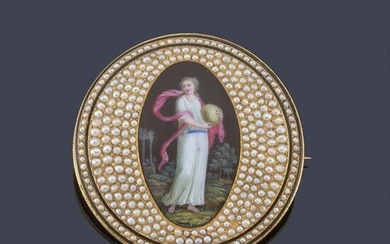 Brooch with pearl beads and central portrait with