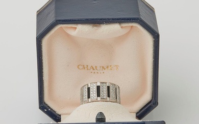 CHAUMET. Bague class one (alliance) en or blanc (18 K) pavée de cent quarante-quatre diamants....