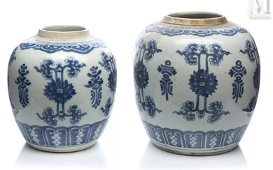 CHINE, XVIIIe siècle Deux vases en porcelaine