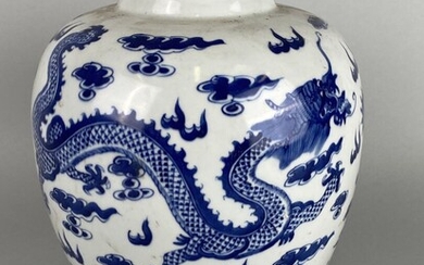 CHINE, début XXe. Pot à gingembre en porcelaine bleu blanc, à décor de dragons et...