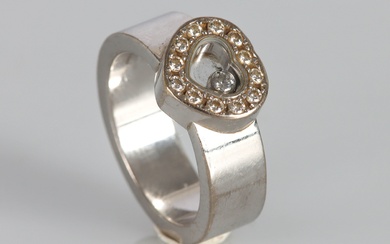 CHOPARD. Bague "Happy diamond" composé d’un large anneau en or gris centré d’un motif de...