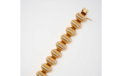 CHRISTIAN DIOR 1970 Bracelet en métal doré 'escargot' Signé et daté Longueur : 19,2 cm