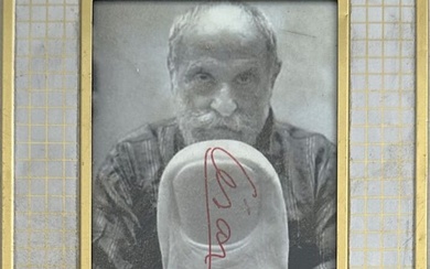 César Baldaccini dit CESAR (1921-1998) Autoportrait au pouce Carte postale signée en feutre 12 x...