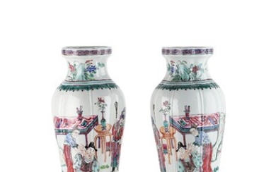 Chine, 19e siècle Élégante paire de vases en porcelaine de forme balustre, la panse légèrement...