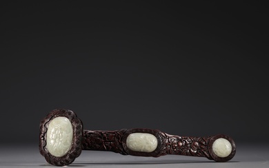 Chine - Grand sceptre Ruyi en bois de Zitan sculpté de forme légèrement courbe et...