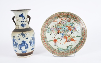 Chine, Nankin, fin XIXe siècle. Lot de deux grès comprenant un vases balustre à décor...