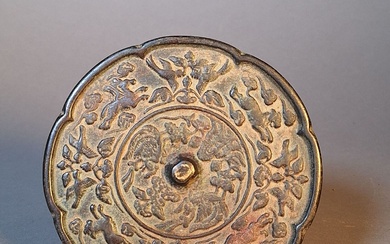 Chine, de style Tang Miroir en bronze D.... - Lot 242 - De Baecque et Associés
