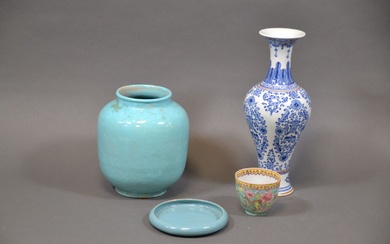 Chine et Orient, XXe siècle Lot de quatre objets en porcelaine, lavande, polychrome, céladon et...