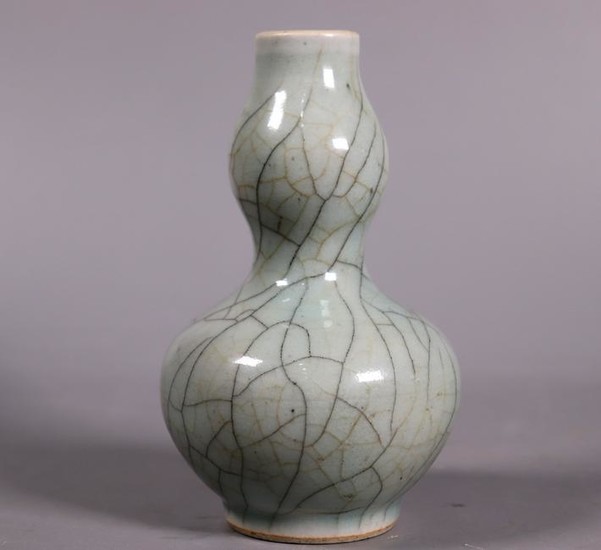 Chinese Crackle Glaze Guanyao Porcelain Vase