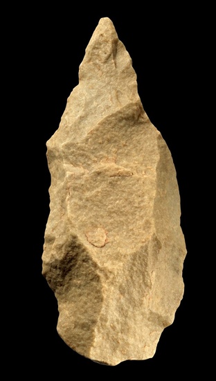 Coin de poing. Paléolithique, Afrique du Nord, env. 1.000.000 - 200.000 av. J.-C. L 21cm....