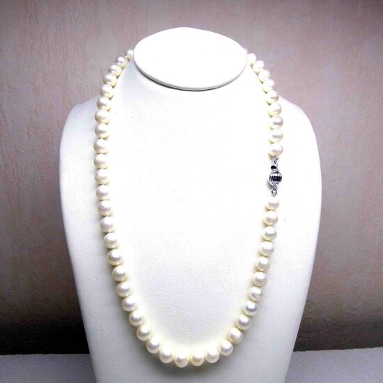 Collier de perles de culture naturelles diamètre 7-7,5 mm, long. 42 cm, fermoir en argent...