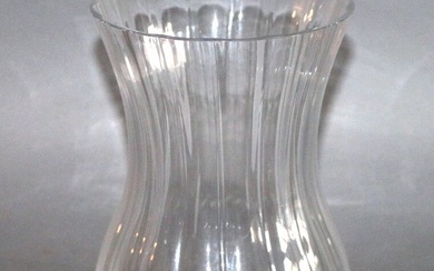 DAUM - Vase de forme balustre à motifs de godrons en cristal. Signé DAUM. Hauteur...
