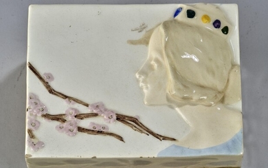 Deckeldose mit teilplastischem Profil einer Prinzessin mit Kirschblütenzweigen