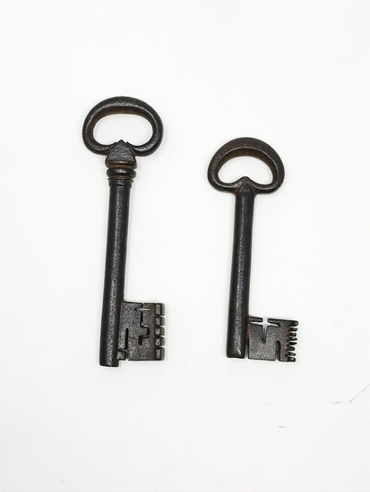 Deux clés. 13, 84 - 11, 45 cm - Lot 42 - Art Richelieu
