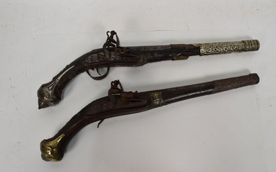 Deux pistolets d'arçon à silex orientaux. a) Reste d'or sur le canon. Garnitures en laiton,...