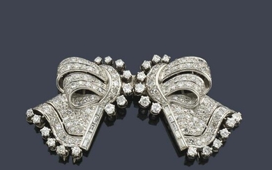 Double clip brooch with brilliant