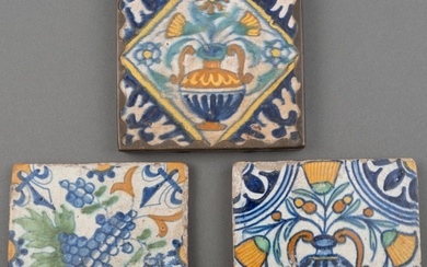 Drie Delfts aardewerk tegels met polychroom decor: twee kwadraattegels...