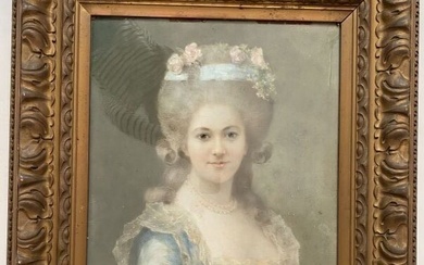 ECOLE MODERNE Portrait de femme en habit du XVIIIe siècle, vers 1920 Pastel. Porte une...
