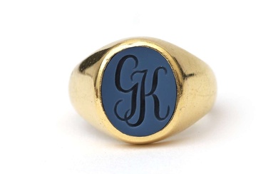 Een 18 krt. gouden monogram ring met blauwe lagersteen