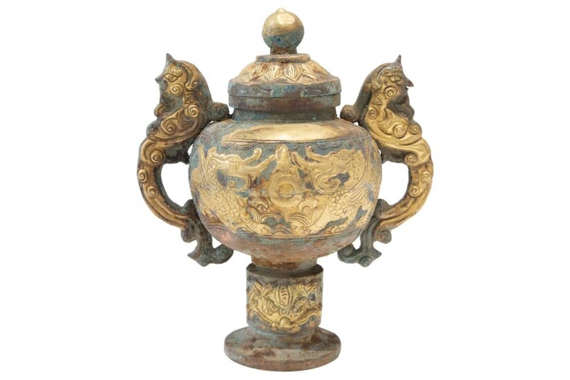 Fire-gilt copper repoussé China, style of the Tang dynasty-presumably dating to the late Qing dynasty | Feuervergoldetes Kupfer Repoussé Gefäß im Stil der Tang Dynastie, vermutlich späte Qing Dynastie