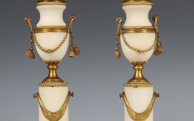 Frankrijk, paar wit marmeren-vuurverguld bronzen siervazen in Louis XVI stijl,...