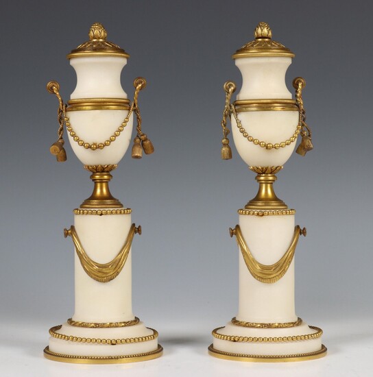 Frankrijk, paar wit marmeren-vuurverguld bronzen siervazen in Louis XVI stijl,...