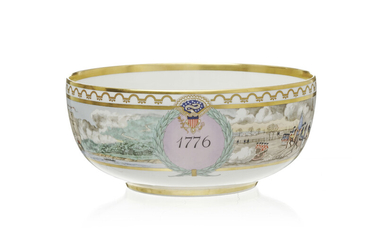 Grande coupe en porcelaine Royal Copenhague, décor par Sven Vestergaard. Edition limitée à 2500 pièces pour le Bicentenaire de la Décla