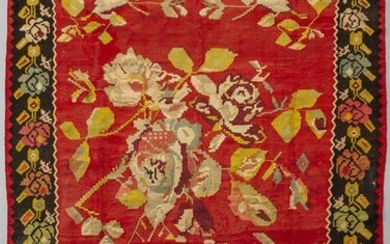 Grande tappeto a fondo rosso con decorazione a
