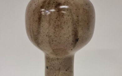 Jacky COVILLE (né en 1936), Vase bulbé en grès vernissée dans les tons beiges, marque...