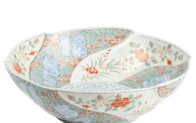 Japanese Imari ware porcelain center bowl with stepped