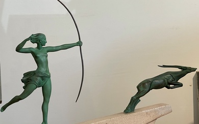 Jean DEMARCO (1886-1948) Diane et l'antilope Sculpture en fonte d'art à patine verte Art Déco...
