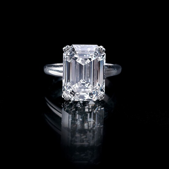 Juwelier Wilm est. 1767, Hamburg. An exquisite highcarat Diamond Solitaire Ring.