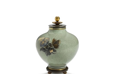 KRESTEN BLOCH (1912-1970) & ROYAL COPENHAGUE (MANUFACTURE) Vase pansu en grès, décor floral gris, bleu et or sur fond céladon craque...