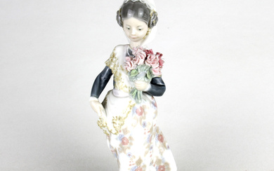 LLADRO FIGURE OF A LADY HOLDING FLOWERS.