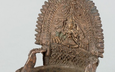 Lampe à huile Gajalakshmi, Inde, 19e/20e s., ,lampe à huile en bronze représentant la déesse...