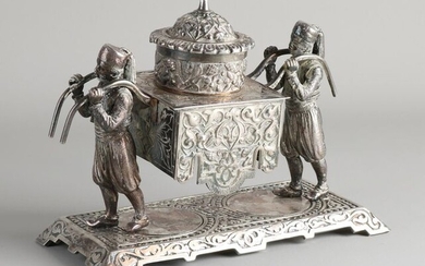 Large antique plated brass inkwell with Arabs. Historicism. Circa 1880. Dimensions: 18 x 22 x 10 cm. In good condition.