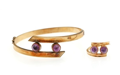 Lene Visholm a.o.: An amethyst jewellery collection comprising a ring and an openable bangle each set with two cabochon amethysts, mounted in 14k gold. (2)