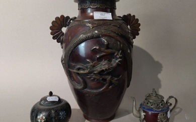 Lot d'Extrême Orient comprenant un vase en bronze patiné à décor d'un dragon chassant la...