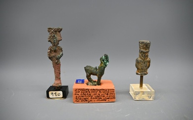Lot de trois amulettes : Un bouquetin en bronze (3 cm) Luristan ; Un Osiris...