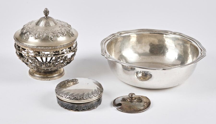 Silver lot 800 and 950 thousandths, including: a round openwork...