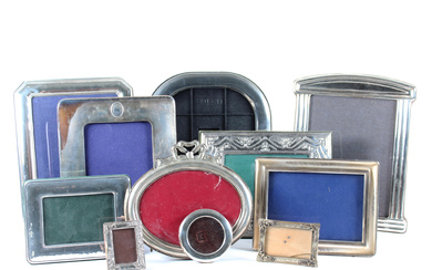 Lotto composto da numerose cornici portafoto in argento e metallo argentato (cm max 31x25) (difetti)