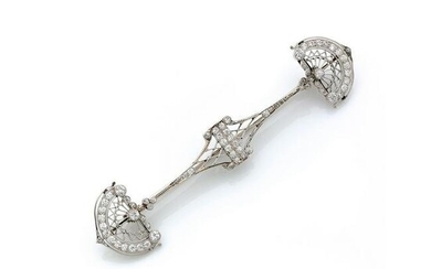 Lovely barrette brooch in openwork platinum of neo-Egyptian inspiration, adorned with circular-cut
