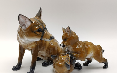 M. HEIDENREICH FRITZ. ROSENTHAL FOX FAMILY: CLASSIC ROSE COLLECTION PORCELAIN FIGURINES FROM THE MID-20TH CENTURY.