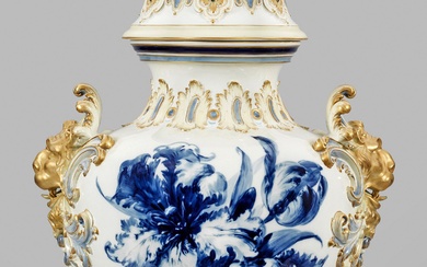 Magnifique vase monumental à couvercle d'apparat de la KPM Berlin avec décor floral en peinture...