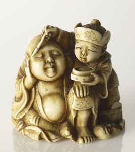 Netsuke en ivoire Hotei et enfant. H. 4 cm.…